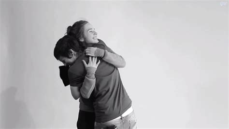 el primer abrazo gay un experimento con homófobos mis gafas de pasta ya no están de moda