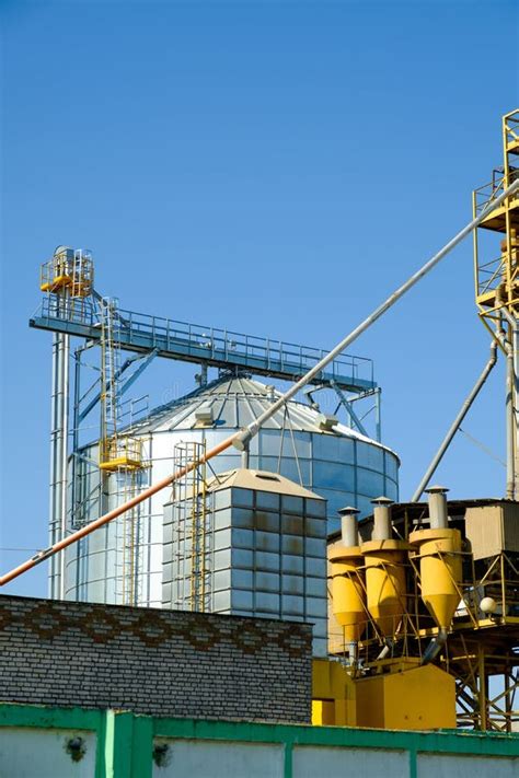 Silos Agr Colas Edif Cio Para Armazenagem E Secagem De Gr Os De Milho