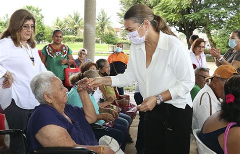 Presidenta Del Dif Tabasco Lleva Lentes Graduados A Los Adultos Mayores