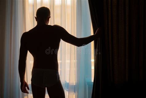 Sexy Fort Beau Jeune Homme Pose Sur Balcon Avec Torse Nu Silhouette Gay Sexy Photo Stock