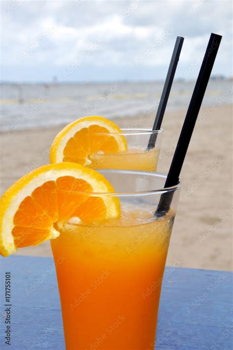 Sex On The Beach Cocktail Trinken Am Strand Stock Photo Adobe Stock