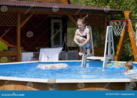 Kindmeisje In Blauw Bikini Dichtbij Zwembad De Hete Zomer Stock Foto Image Of Pret Persoon