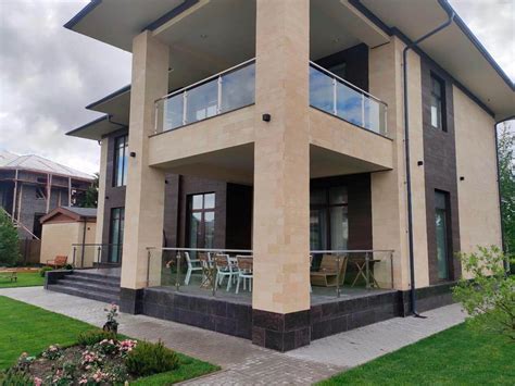 Ограждения на стойках со стеклом для частного дома