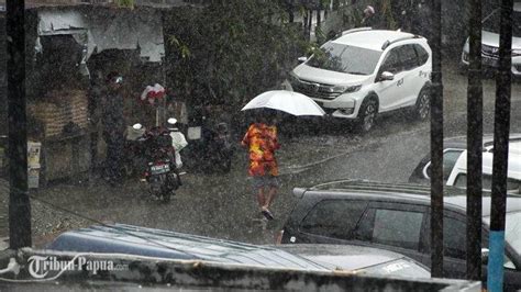 Sedia Payung BMKG Perkirakan Kota Sorong Hujan Siang Hingga Sore