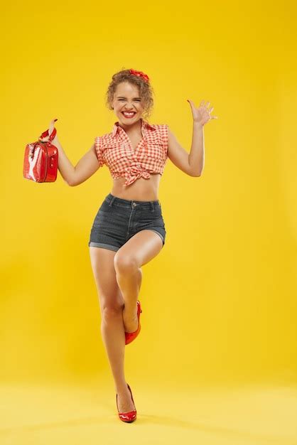 Fille Blonde Gaie Mettant Les Mains En L Air Avec La Paume Ouverte Photo Gratuite