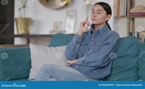 Mulher Latina Sentada E Pensando No Sofá Filme Vídeo de sério mulher