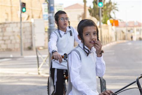 Homem Judaico Que Monta Uma Bicicleta Nas Ruas Do Jerusal M Imagem De