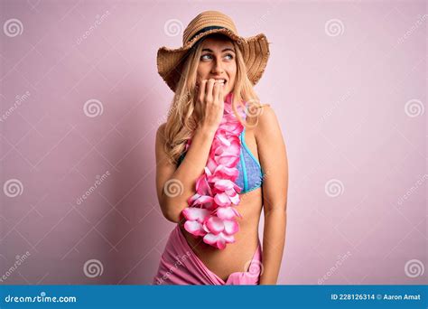 Joven Y Hermosa Mujer Rubia De Vacaciones Con Bikini Y Sombrero Con Flores Lei Hawaianas Con