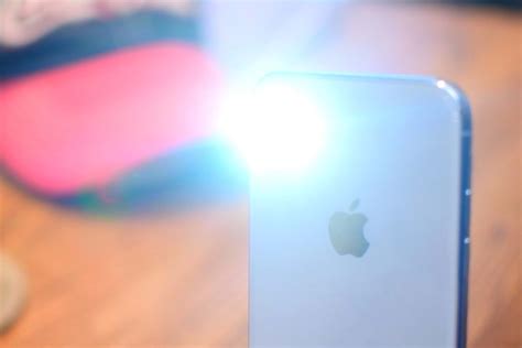 Как включить фонарик на iPhone и iPad - ABZax.com