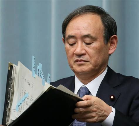 邦人人質で記者会見を終えた菅義偉官房長官＝首相官邸：菅義偉元首相 写真特集：時事ドットコム