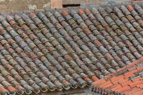 Vista De Los Antiguos Tejados De Tejas Naranjas Utilizados En Los