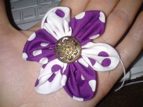 A Quick And Easy Button Flower To Make Fabric Flowers Button