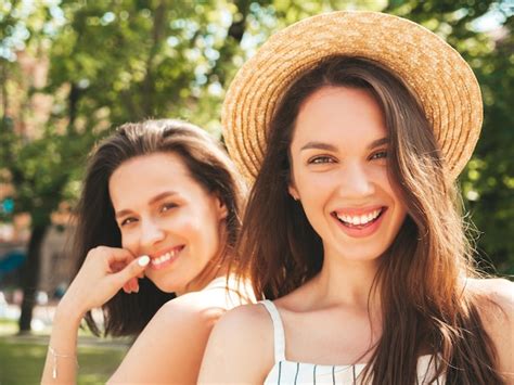 Deux Jeunes Belles Femmes Hipster Souriantes Dans Des V Tements D T