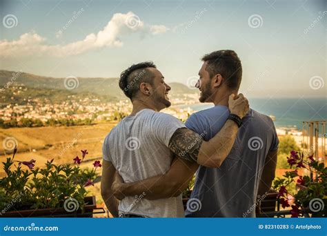 Una Vista Posteriore Di Un Abbraccio Di Due Gay Immagine Stock Immagine Di Balcone Ricorso