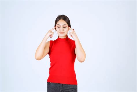 Menina De Camisa Vermelha Pensando E Atualizando Sua Mente Foto Gr Tis