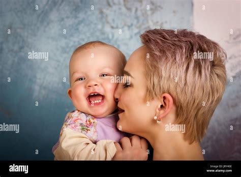 Blonde mutter tochter Fotos und Bildmaterial in hoher Auflösung Alamy