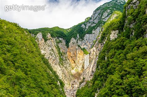 Hike to the Boka Waterfall in the Soca Valley 이미지 1405777477 게티이미지뱅크