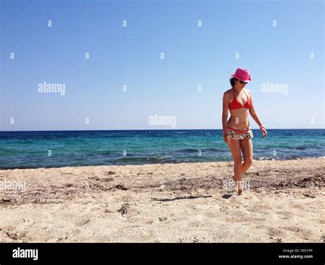 Bikini rojo fotografías e imágenes de alta resolución Alamy