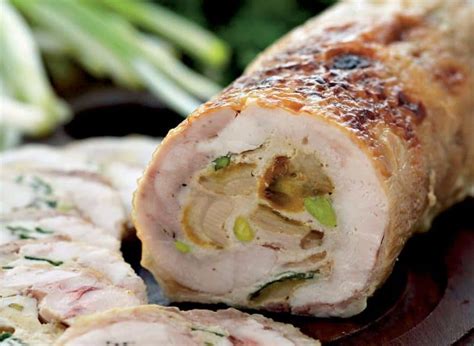 Куриный рулет в фольге: сочная мясная закуска с разными начинками - На ...