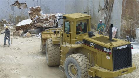 Carrara Camion Carico Di Detriti Si Ribalta In Una Cava