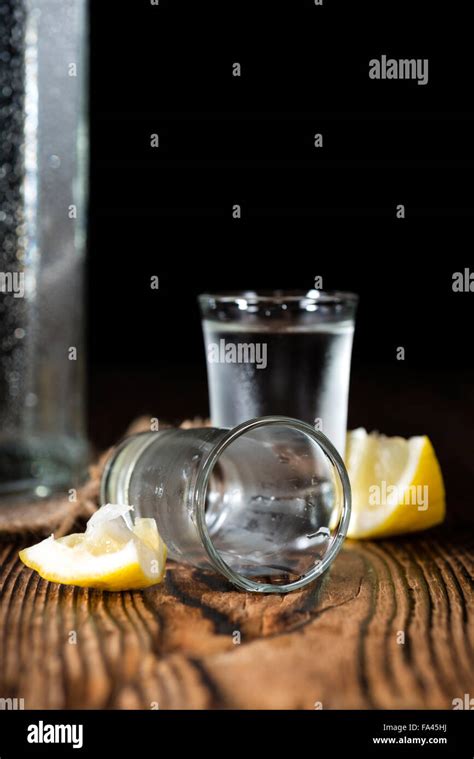 Shot De Vodka Con Hielo En Una Vieja Mesa De Madera R Stica Fotograf A