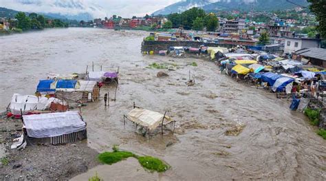 Tourists 175 Tourists Stuck In Himachals Lahaul Spiti After