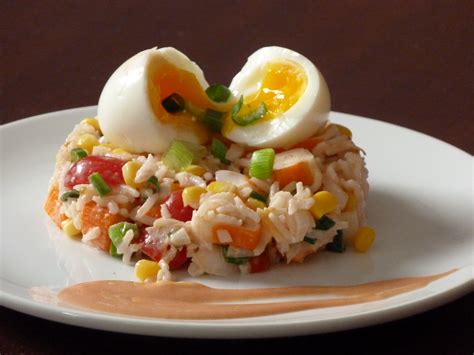 Salade de riz aux bâtonnets de crabe oignon nouveau et oeuf mollet