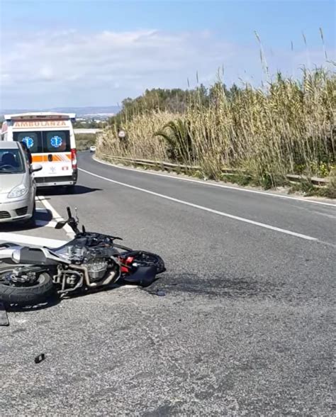 Scontro Allo Svincolo Tra Moto E Furgone Centauro In Ospedale Sulla