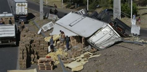 Ins Lito Un Cami N Que Transportaba Papas Fritas Volc Y Fue Saqueado