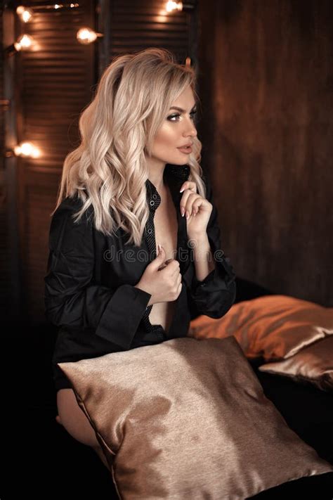 Femme Blonde à La Mode Dans Des Lunettes De Soleil Vêtements à La Mode Bottes De Talon Haut