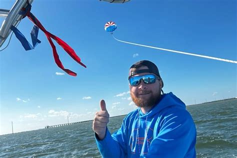 Parasailing Sull Oceano E Sulla Baia Di South Padre Island Fornito Da