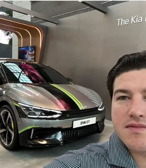 Samuel García presume el coche eléctrico que KIA fabricará en México