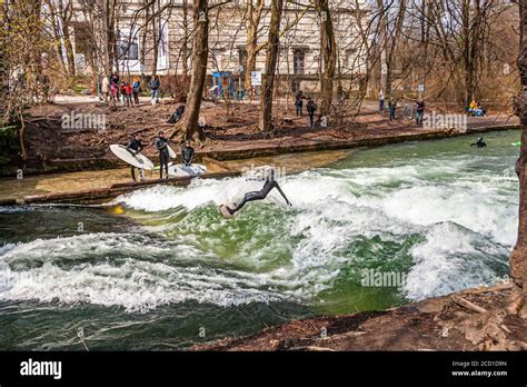 River Surfing auf dem Eisbach in München Deutschland stehende