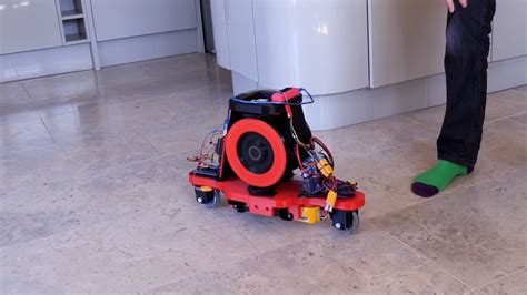 Actively Balancing A Robot With A Gyroscope - Hackadi