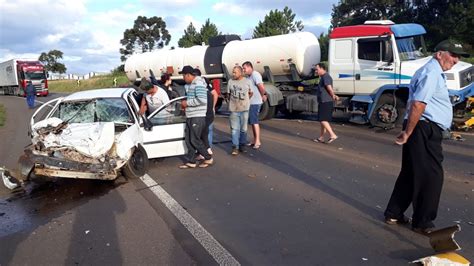 Colisão frontal entre carro e carreta deixa ferido na BR 470 em Campos