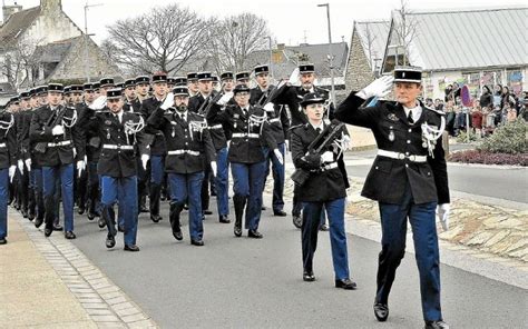 La E Promotion D L Ves Gendarmes De Ch Teaulin Rend Hommage Son