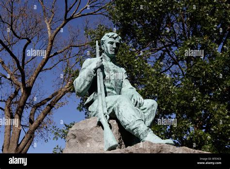 Sculpture of a Confederate soldier of the American civil war in ...