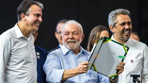 Lula anuncia investimentos em Educação e entrega de moradias populares