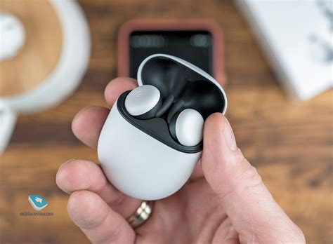 Mobile-review.com Обзор беспроводных наушников Google Pixel Buds (2020 ...