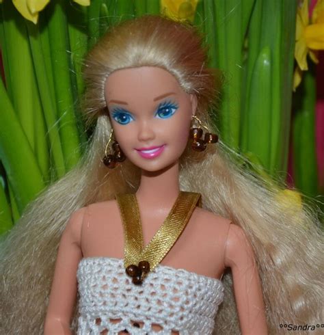 Barbie est printanière Avec un peu de laine Barbie Mini robe Laine