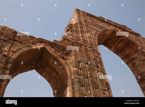 Quwwat Ul Islam Mosque Hi Res Stock Photography And Images Alamy