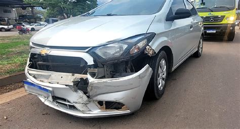 Carro Capota Ap S Se Envolver Em Colis O Outro Autom Vel E Carreta