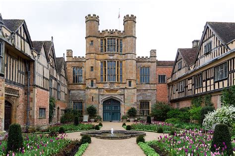 Tudor Architecture: History, Features, and Examples - Archute