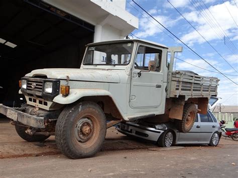 G1 Caminhonete Sem Freio Desce Avenida E Para Em Cima De Carro