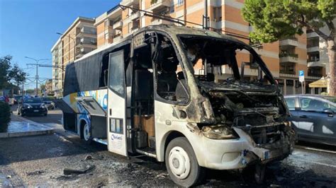 Paura Sulla Circonvallazione Di Lecce Va A Fuoco Il Pulmino Di Un