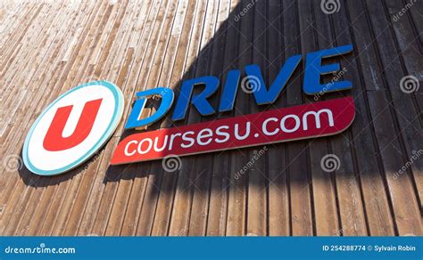 Super U Drive Facade Logo Marque Et Textos U Pour Le Supermarché ...