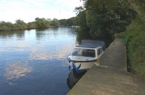 Riverside Cottage On Southern Norfolk Broads With Boat And Hot Tub