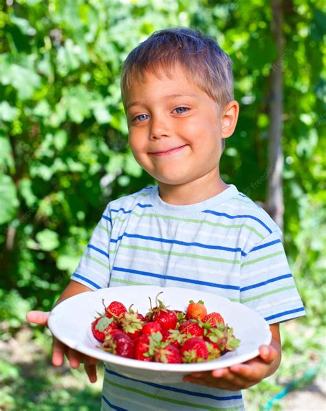 Niño Con Fresa Foto Premium