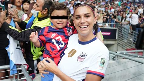 Alex Morgan cumple sueño de su pequeño fan en Monterrey Cero Cero