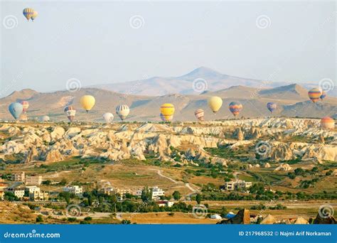 Heißluftballons über Berglandschaft in Kappadokien Goreme Nationalpark